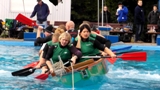 Pool-Cup Frau über Bord0