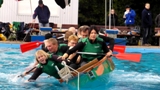 Pool-Cup Frau über Bord3