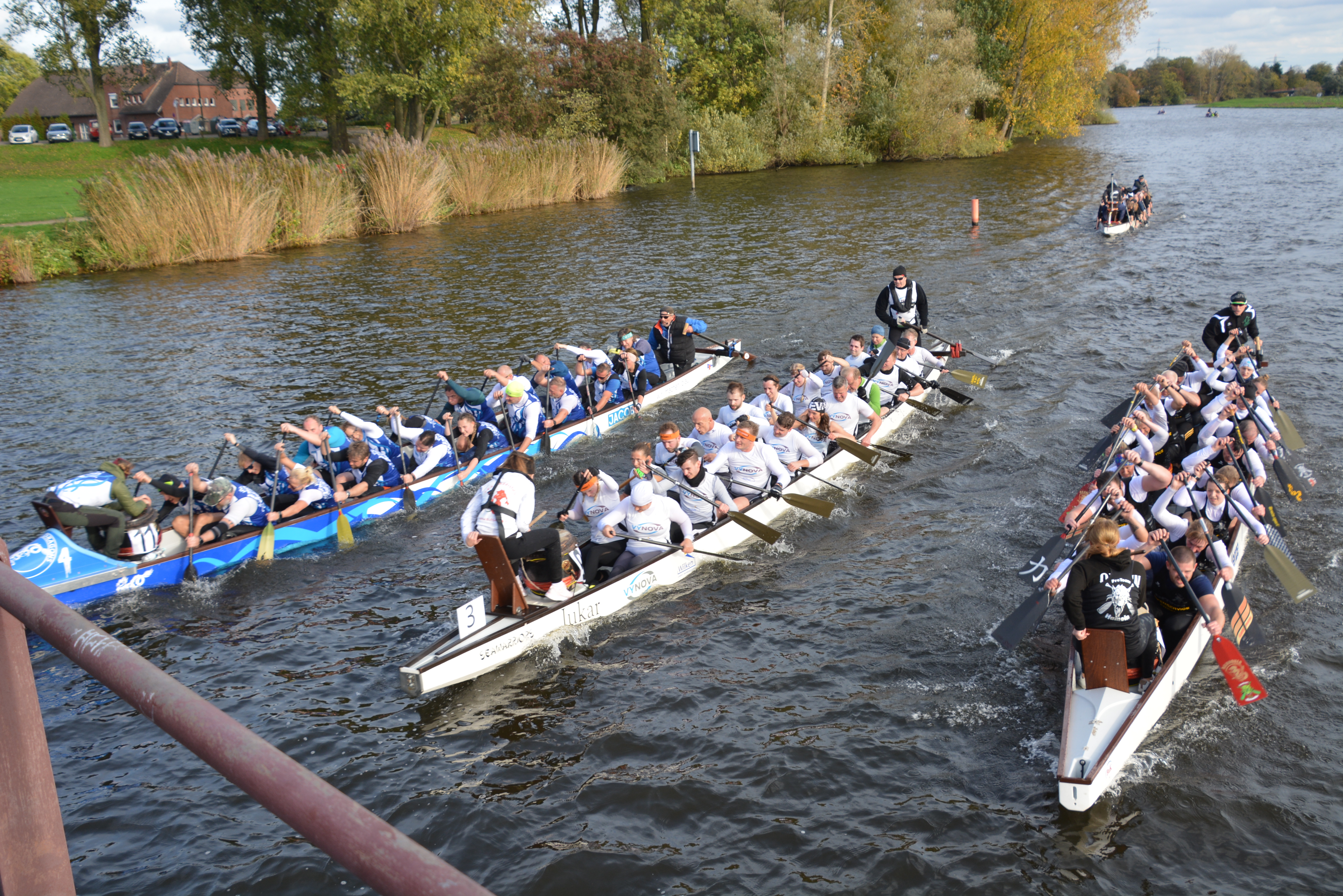 3 Boote unter der Brücke